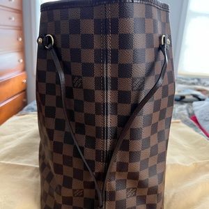 Neverfull GM. Receipt and Dust Bag Available. Authentic. Practically New.